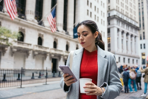 femme lisant les nouvelles sur son smartphone